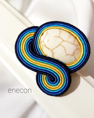 Brosa soutache galben-turcoaz-albastru cu magnezit