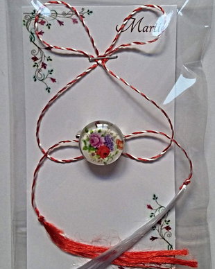 Brosa martisor cabochon sticla 14mm buchet flori.