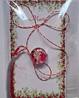 Brosa martisor cabochon sticla 14mm buchet flori