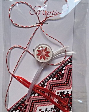 Brosa martisor cabochon sticla 14mm motive traditionale model 1