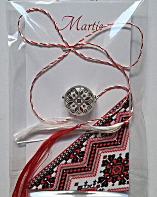 Brosa martisor cabochon sticla 14mm motive traditionale model 2