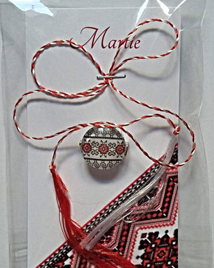 Brosa martisor cabochon sticla 14mm motive traditionale model 4