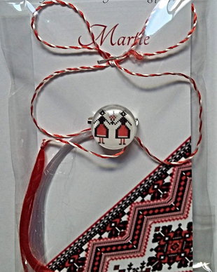 Brosa martisor cabochon sticla 14mm motive traditionale model 6