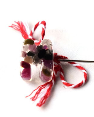 Martisor din rasina cu spartura de piatra naturala, Martisor personalizat cu initiala