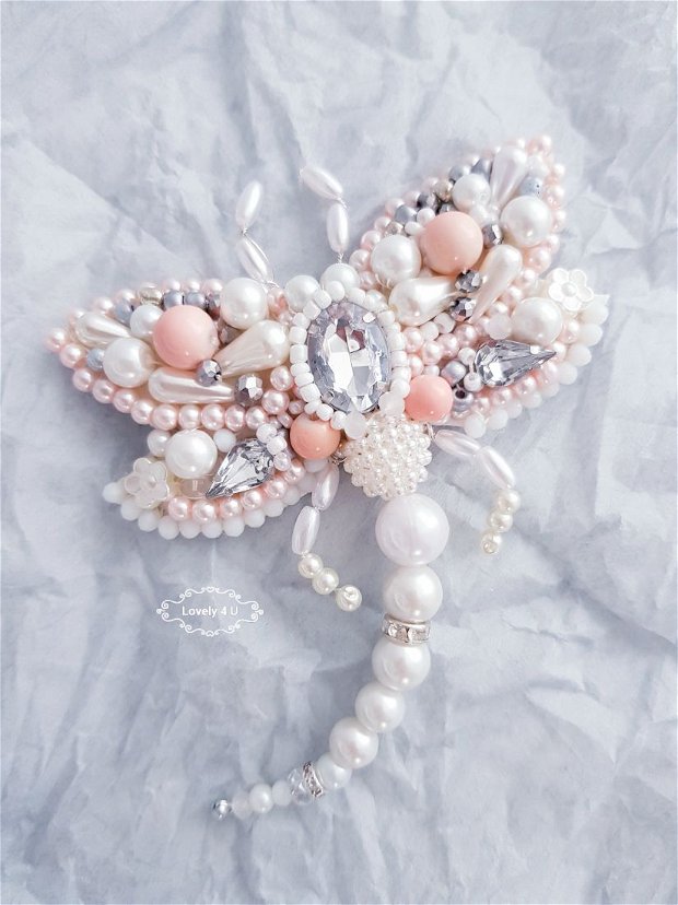 Brosa Libelula - Brosa cusuta manual cu perle, cristale și pietricele
