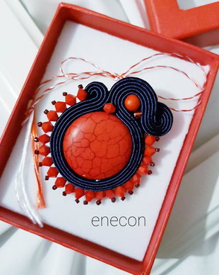 Brosa-martisor soutache rosu-bleumarin cu howlit