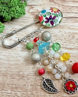 Brosa cu cabochon floral