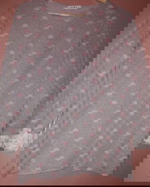 Bluza cu maneci dantelă.