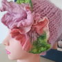 Căciulita croșetata din fir de lână cu floricica de lână merinos aplicata