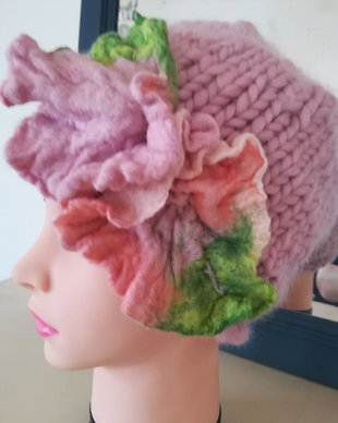 Căciulita croșetata din fir de lână cu floricica de lână merinos aplicata