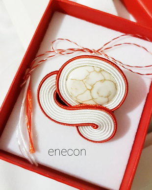 Mărțișor-Brosa soutache alb-rosu cu magnezit
