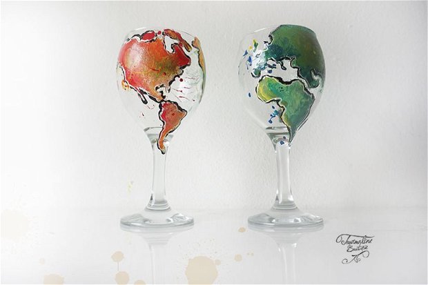 Pahare de vin cu harta lumii