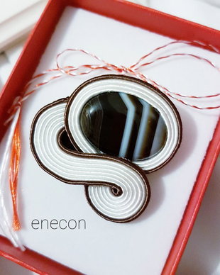 Brosa-martisor soutache alb-maro cu agat