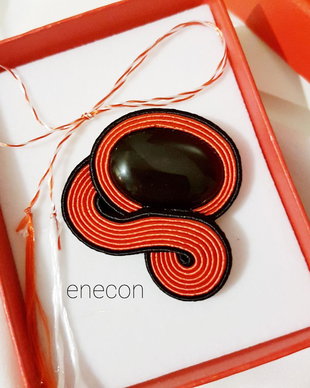 Brosa-martisor soutache negru si rosu