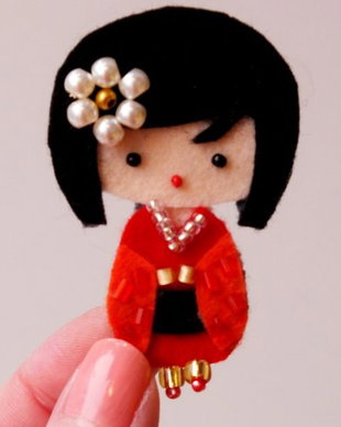 Brosa Martisor - Papusica Red Chimono