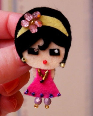 Brosa Martisor - Papusica Sandy