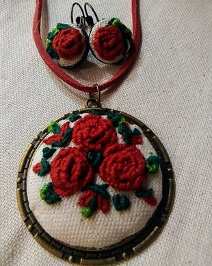 Set-pandantiv si cercei cu broderie manuala