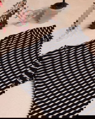 Rochie sport cu buzunare laterale.