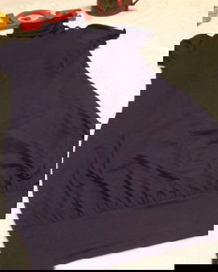 Rochie pe gât,  buzunare laterale.