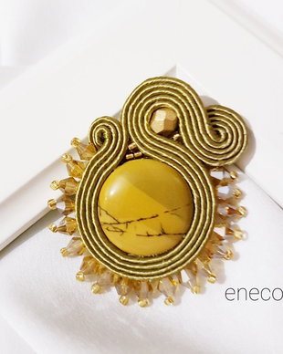Brosa soutache galben -muștar cu jasp