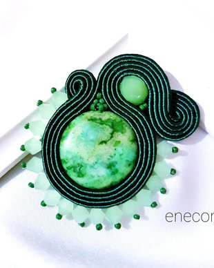 Brosa soutache verde cu jasp