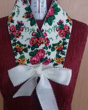 brau sau esarfa alb cu flori