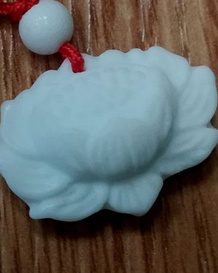 K0584 - Pandantiv, amuleta, jad alb, nufar lotus, 28x20x10mm