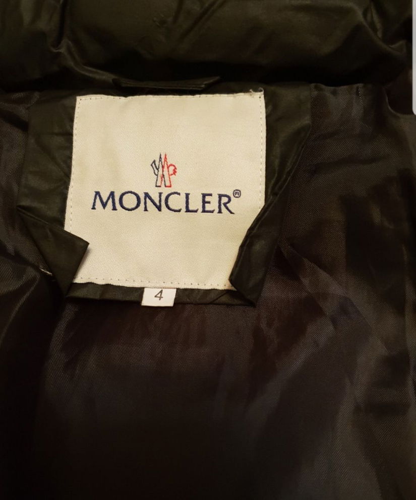 Geaca Moncler,guler blana naturală.