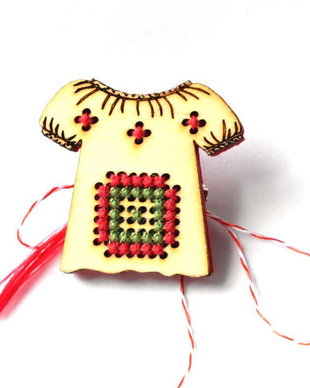 Martisor - brosa ie din lemn cu model traditional