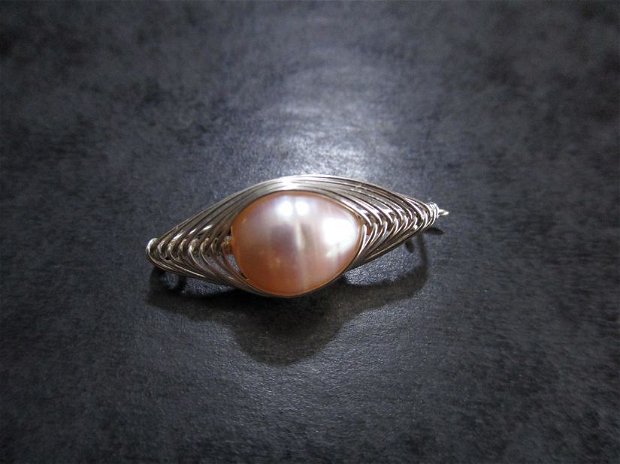 Brosa argint si perla de cultura roz