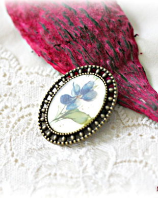 Brosa martisor vintage cu floare albastra
