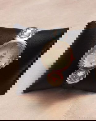 Ceas cu brățara neagră și pietre.