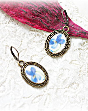 Cercei vintage de portelan cu floare albastra