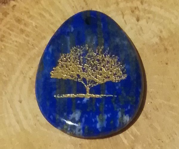 K0226 - Pandantiv, lapis lazuli, albastru, picatura, gravat, copacul vietii, 60x56x8mm