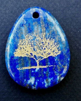 K0226 - Pandantiv, lapis lazuli, albastru, picatura, gravat, copacul vietii, 60x56x8mm