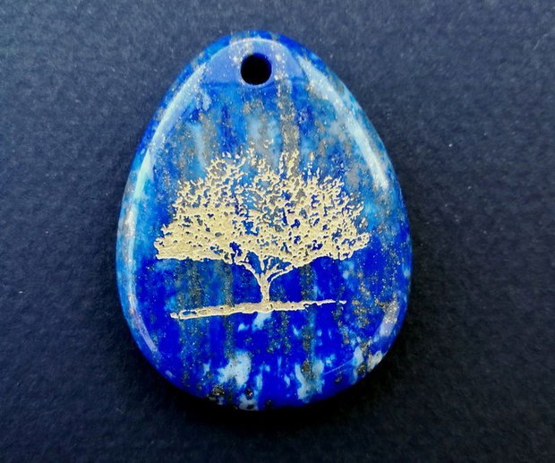 K0226 - Pandantiv, lapis lazuli, albastru, picatura, gravat, copacul vietii, 60x56x8mm
