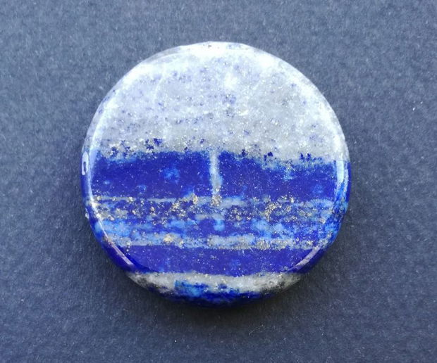 K0231 - Pandantiv, lapis lazuli, albastru, disc, gravat, floarea vietii, 40x40x10mm