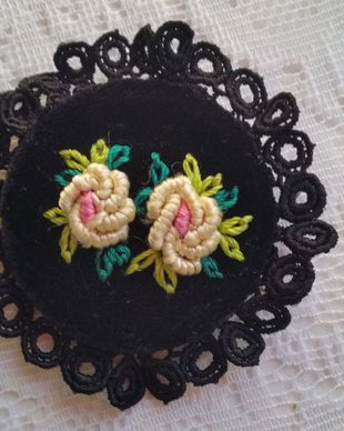 Brosa martisor brodata pe catifea si dantela