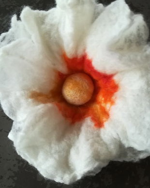 Brosa, martisor de lână merinos impaslita