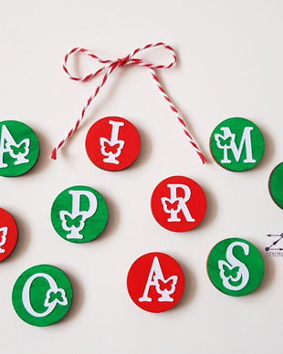 Martisoare cu nume, martisor litera, martisor initiala, martisor fluture, brosa martisor, brosa personalizata, martisor personalizat, brosa fluture