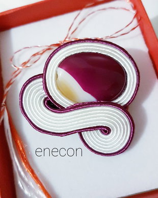 Brosa soutache alb-siclam cu agat