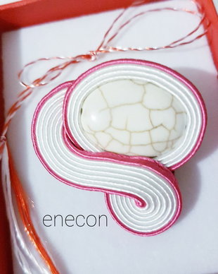 Brosa soutache alb-roz cu magnezit