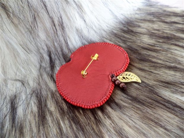 "Red for Luck" - Brosa broderie cu agata rosie