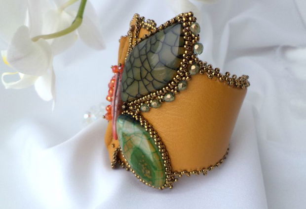 "Butterfly on Flower"- Bratara bead-embroidery agate si piele naturala