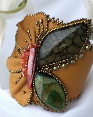 "Butterfly on Flower"- Bratara bead-embroidery agate si piele naturala