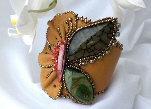 "Butterfly on Flower"- Bratara bead-embroidery agate si piele naturala