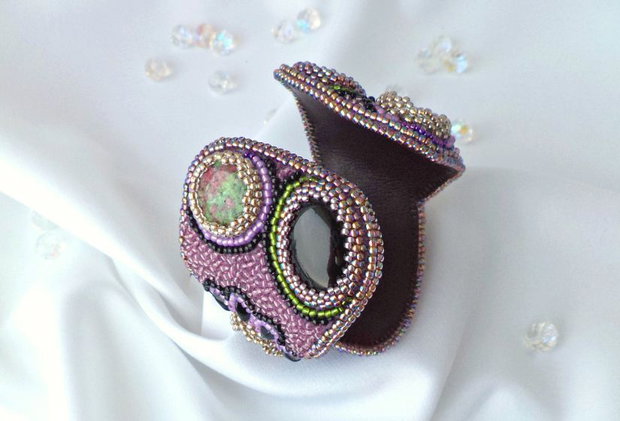 "Deep Purple" - Bratara bead-embroidery