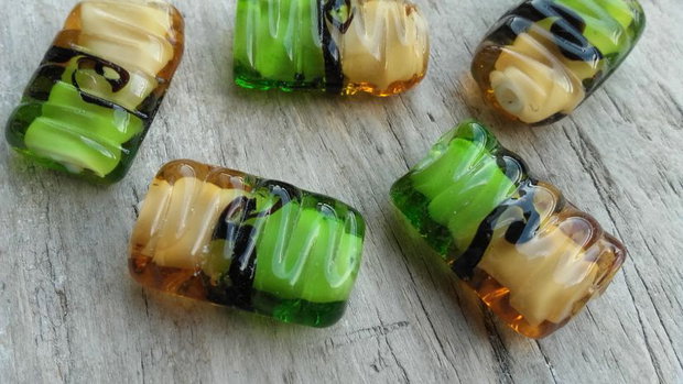 Lampwork crem cu verde 25x15 mm
