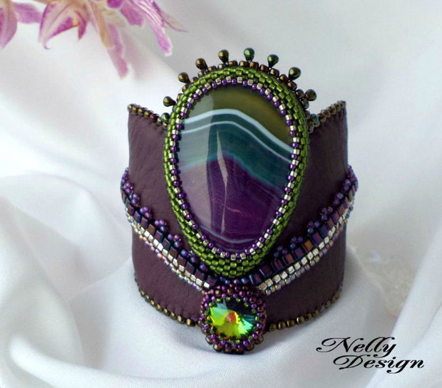 Bratara bead-embroidery cu agat, cristal Swarovski si piele naturala