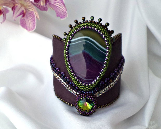 Bratara bead-embroidery cu agat, cristal Swarovski si piele naturala